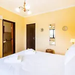 Camila - Ideal Location Ten-min Walk To Marina 빌라