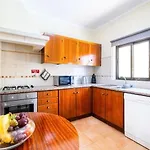 Camila - Ideal Location Ten-min Walk To Marina 빌라